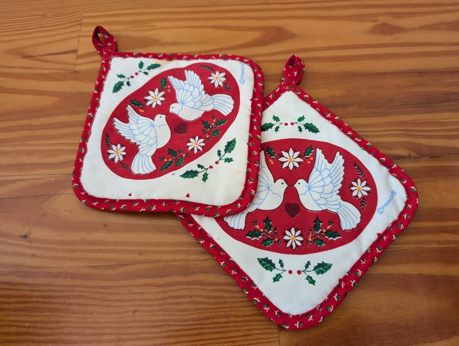 "Peace Doves" Potholders from Franco - 1980s-1990s Linens (Cotton, Polyester Kitchen Linens, Traditional, Vintage, White, Red, Green)