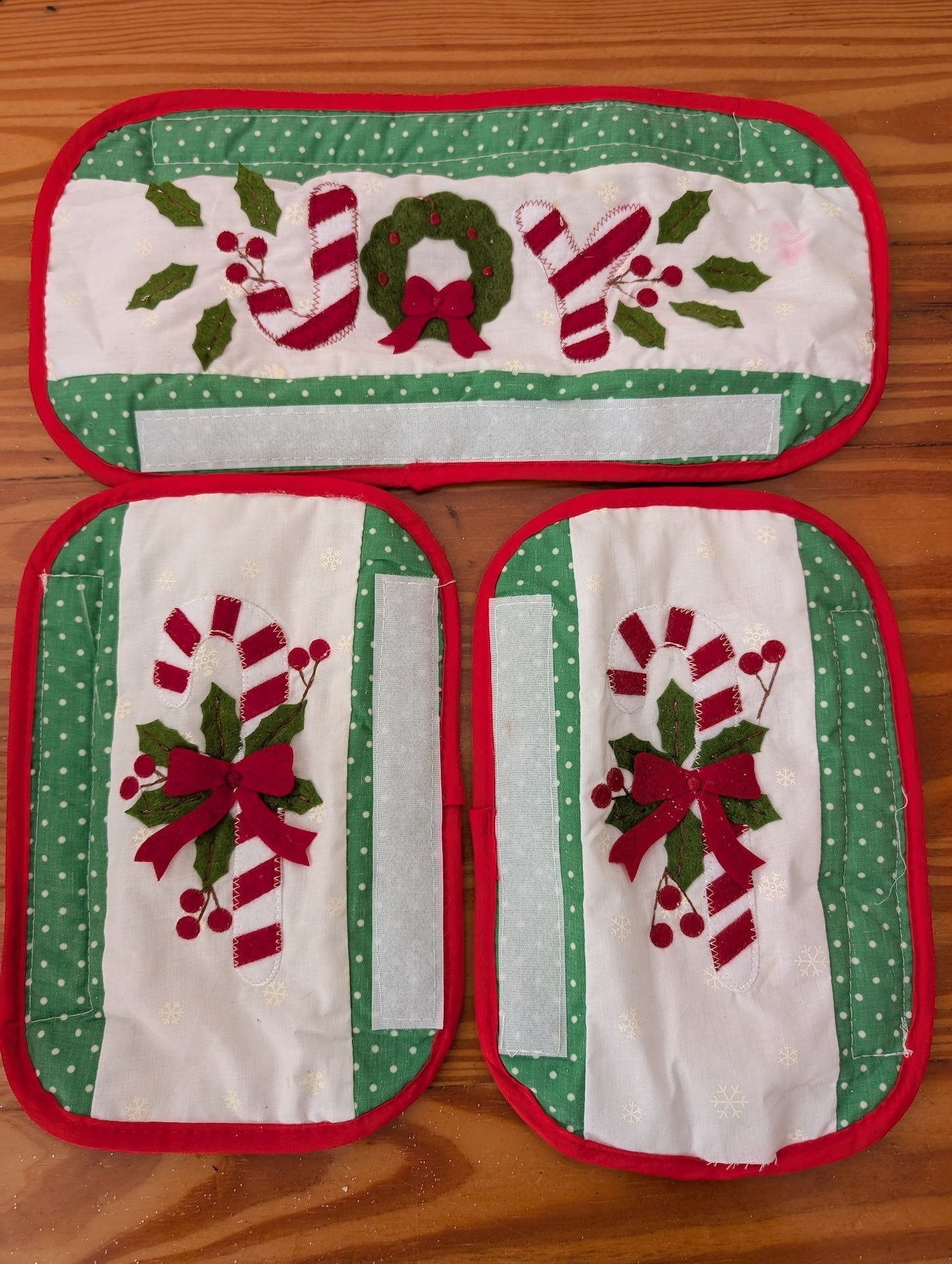 "JOY" Appliance Handle Covers from Unknown -  Linens (Fabric, Felt Kitchen Linens, Traditional, Farmhouse, Red, Green, White)