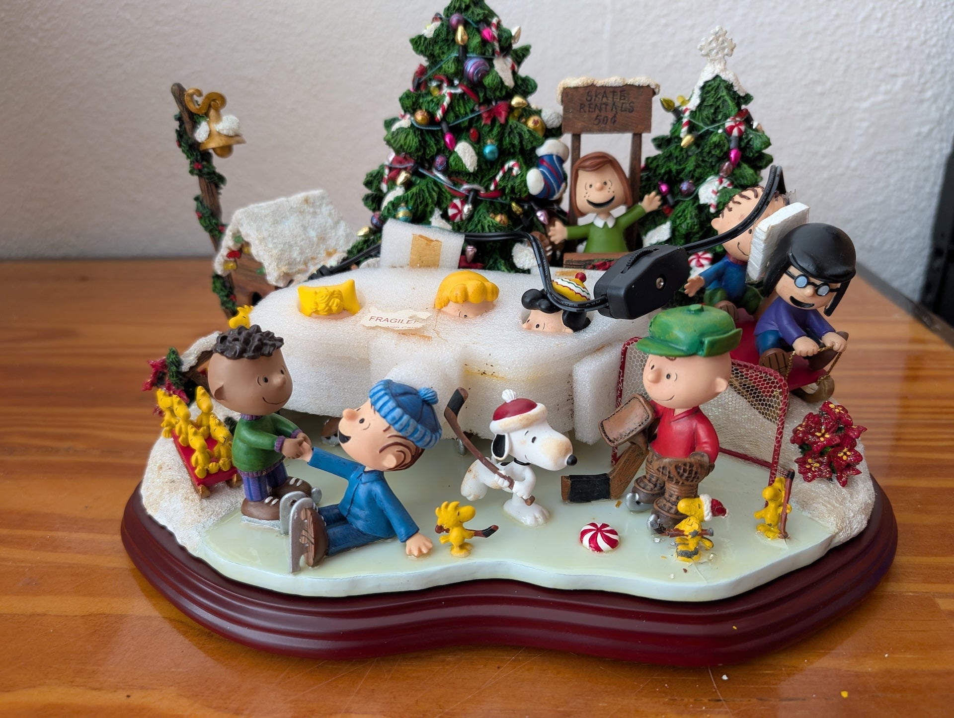 "A Charlie Brown Christmas" Ice Skating Rink from Danbury Mint - 2000s Holiday Decor (Resin, Plastic, Wiring Figurine / Diorama, Pop Culture, Christmas, Collectible, Multicolor)